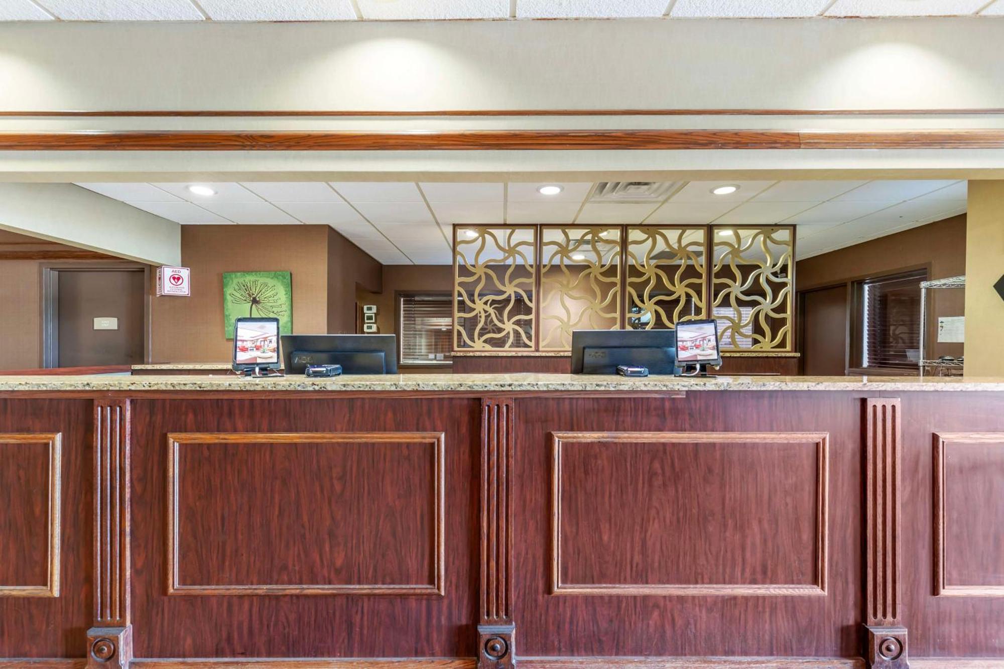 Best Western Plus Steeplegate Inn Davenport Exterior foto